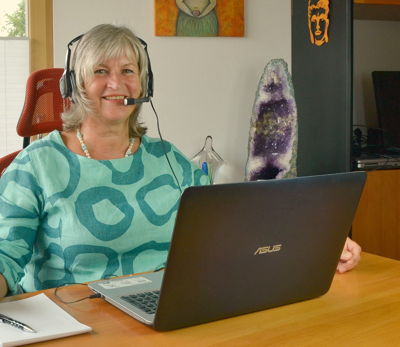 Cornelia bei der Online-Beratung